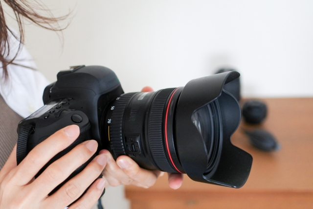 カメラを手に持つ女性